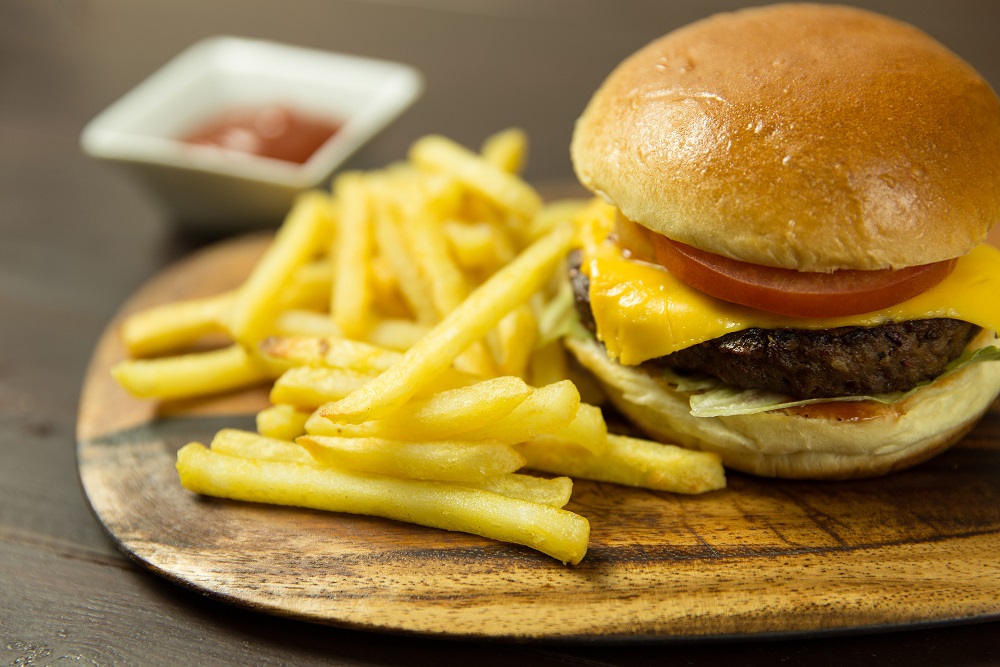 Cheesburger et oignons frits avec frites